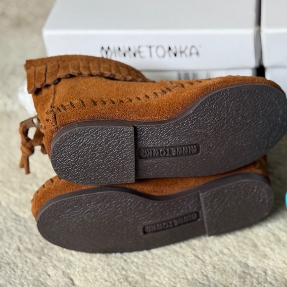 Kids Minnetonka Size 7 - Picture 2 of 2